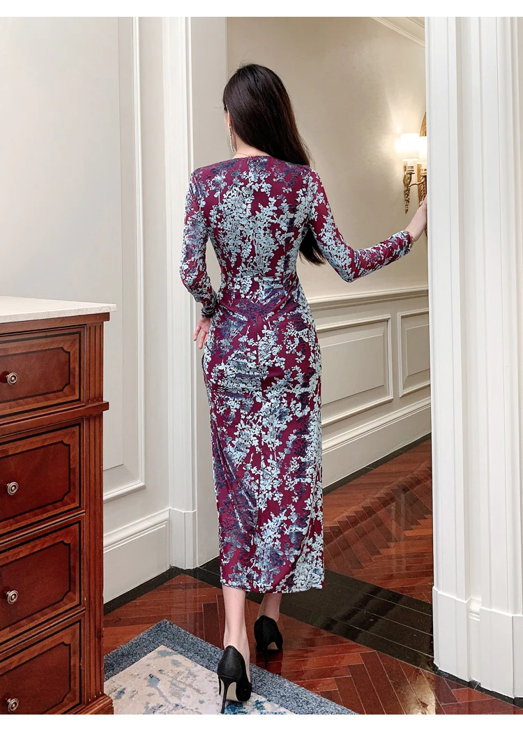 Женское бархатное платье-футляр средней длины с V-образным вырезом | Женская