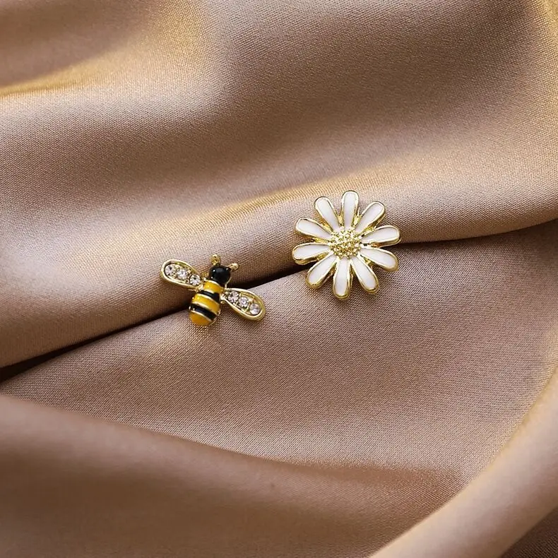 

MrZMsZ Asymmetric Bee Daisy Stud Earrings For Women Simple Teen Girls 2021 Trendy Sweet Gift Fashion Jewelry Accessories