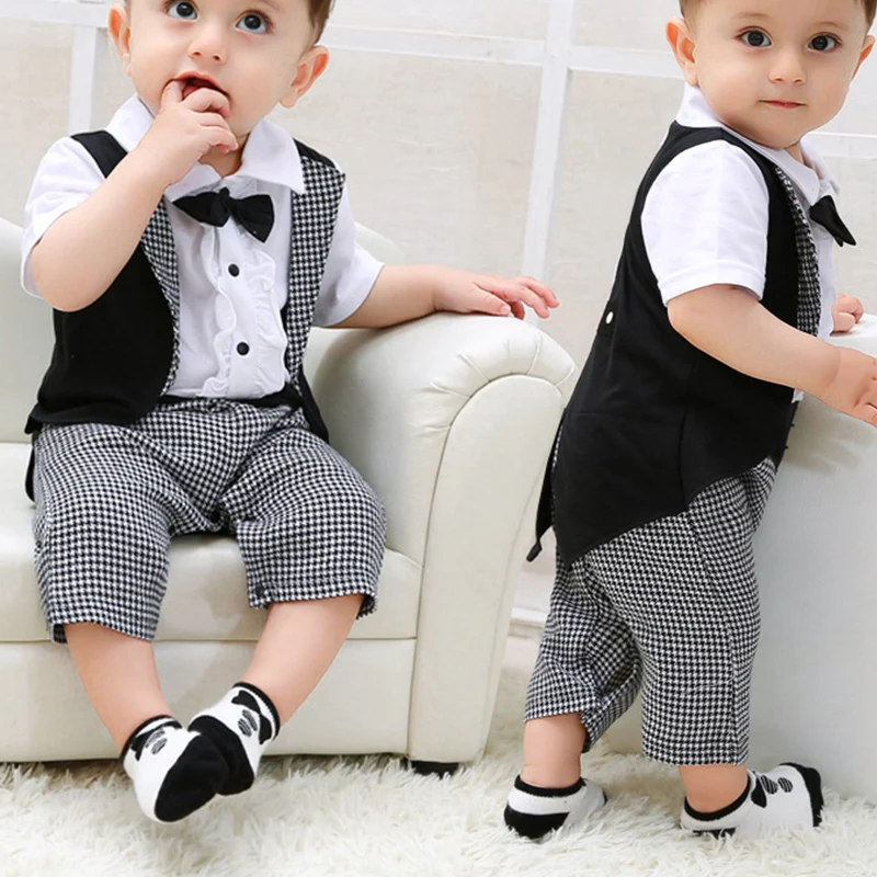 Одежда для детей до 1 года. Малыш в джинсовом комбинезоне фотосессия. Одежда для годовалых. Одежда для маленьких мальчиков. Модная одежда для малышей.