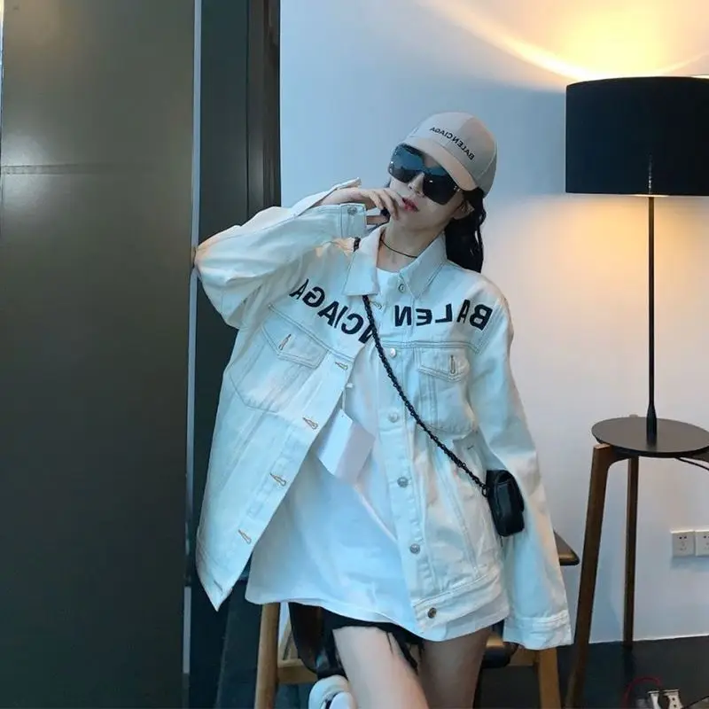 

2021s new loose salt white jeans long-sleeved coat women design sense small top tide INS