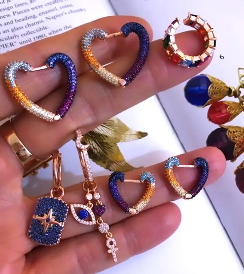 Женские серьги кольца с сердечками из розового золота разноцветными радужными