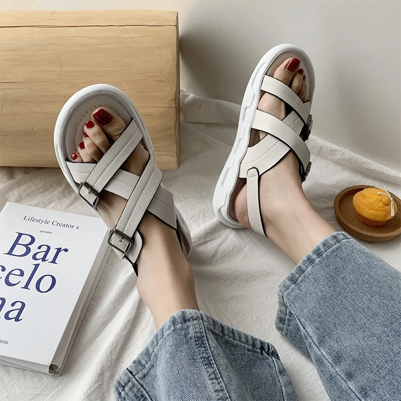 

2021 Summer Flat Sandals Women Casual Sports Shoes Fashion Cross Buckle Strap Black White Sandals Comfortable Platform Shoes
