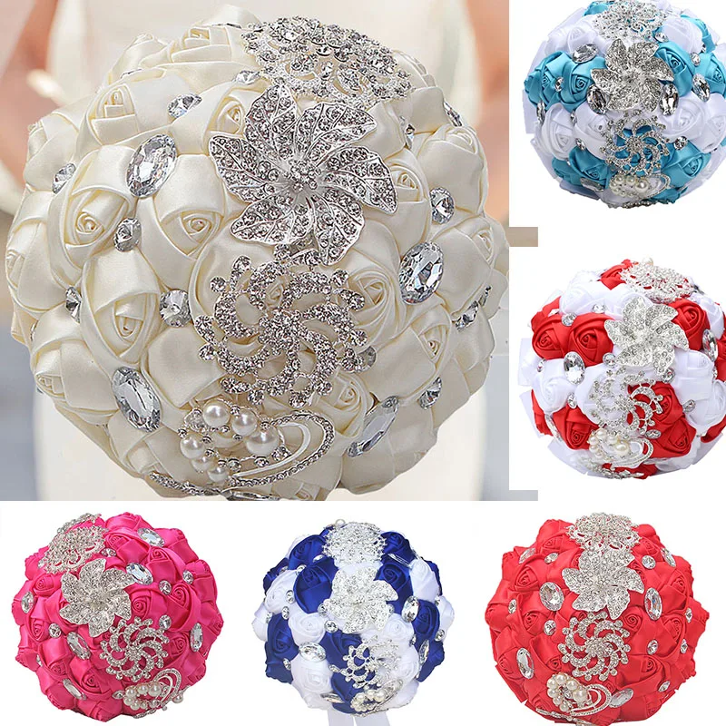 Свадебный букет из искусственных роз с атласными стразами невесты держащих