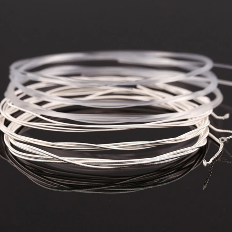 Классической гитары ясно нейлоновыми струнами струны с серебряным покрытием