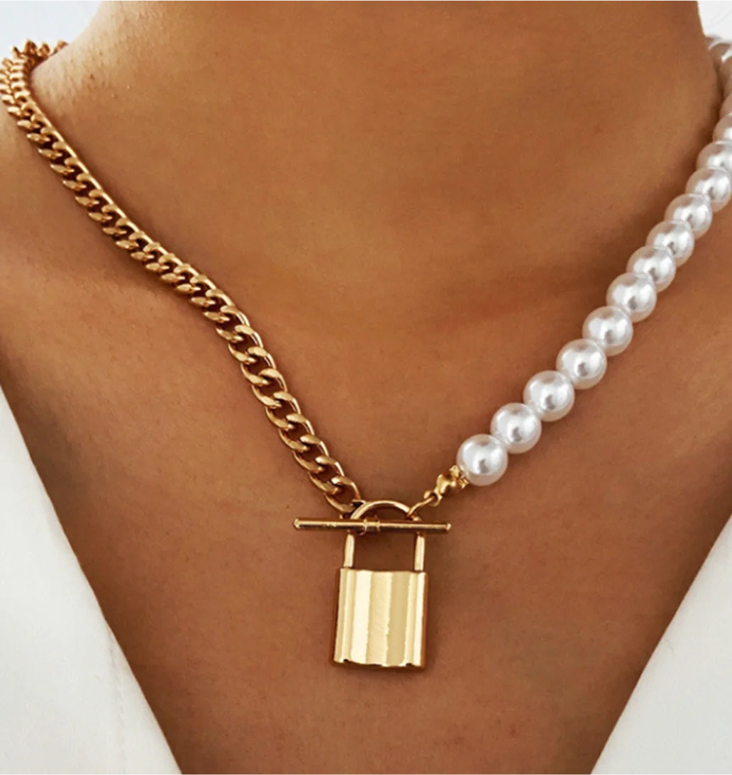 

Комплект из колье и серёг с жемчужной цепочкой, с металлическим замком