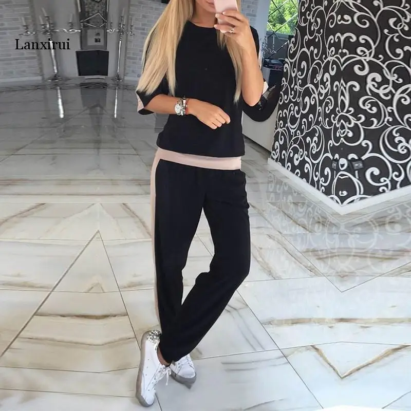 Женский спортивный костюм с коротким рукавом и круглым вырезом |