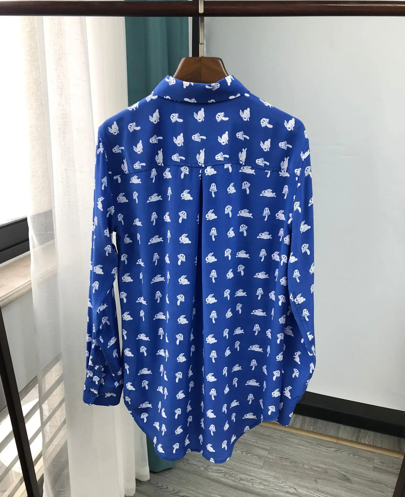 Женская рубашка с милым белым кроликом и грибом шелковая длинными рукавами