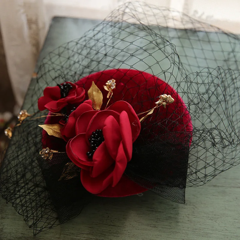 Оригинальный дизайн бордовые Свадебные шляпы с вуалью и цветочным украшением