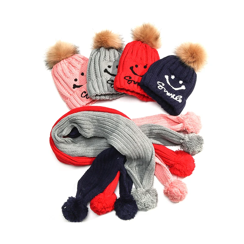 Вязаный комплект из шарфа и шапки шапка с помпоном натурального меха вязаные