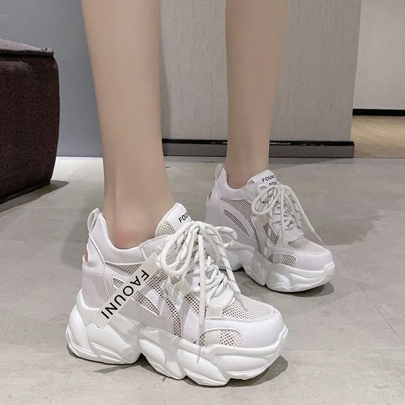 

Кроссовки женские сетчатые на платформе, повседневные сандалии, толстая подошва, дышащие, увеличивающие рост, белые