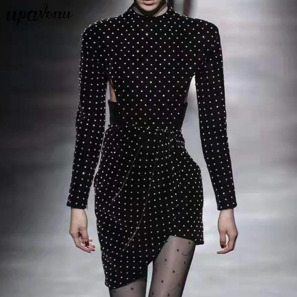 Женское бархатное мини платье в горошек вечернее облегающее с высоким вырезом и