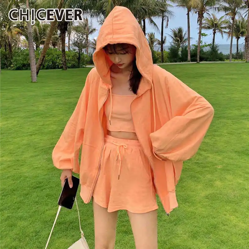 Женский брючный костюм из трех предметов с капюшоном и рукавами фонариками| |