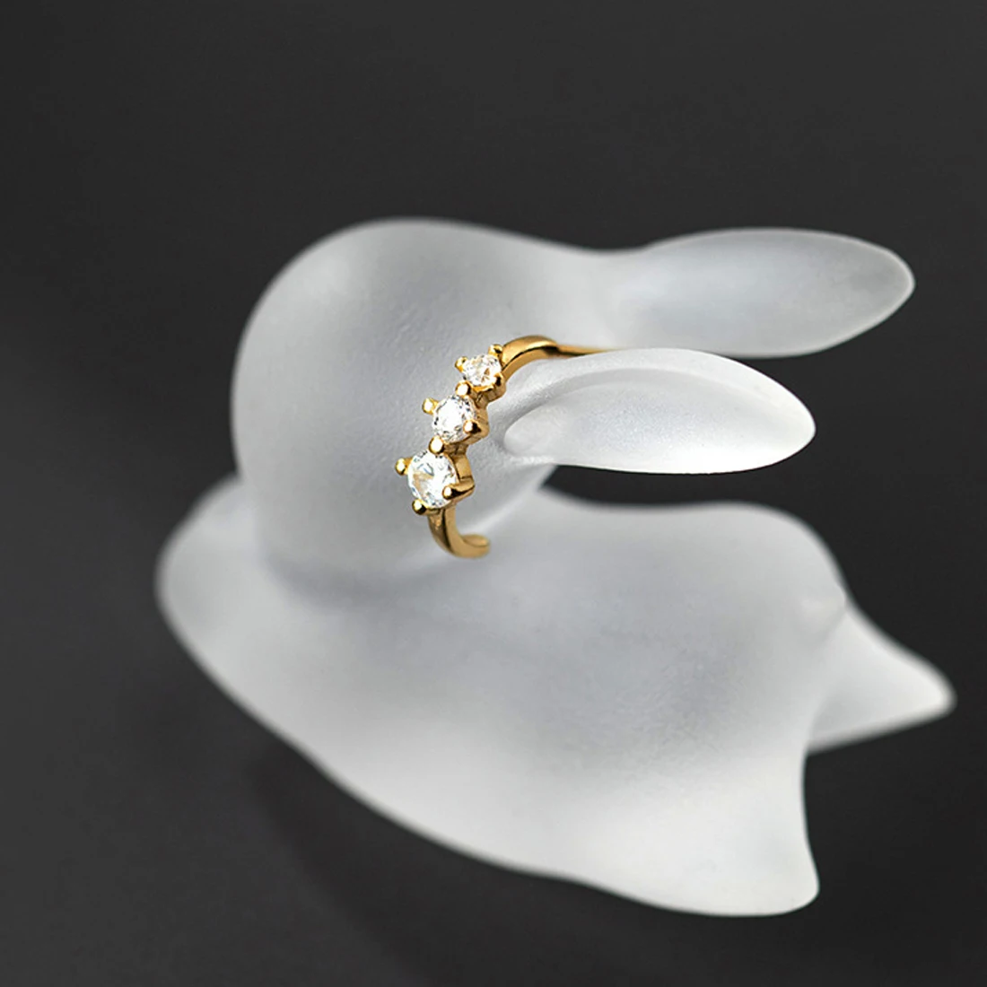 Женские серебряные сверкающие серьги-гвоздики в виде полуобруча с фианитом A1244 |