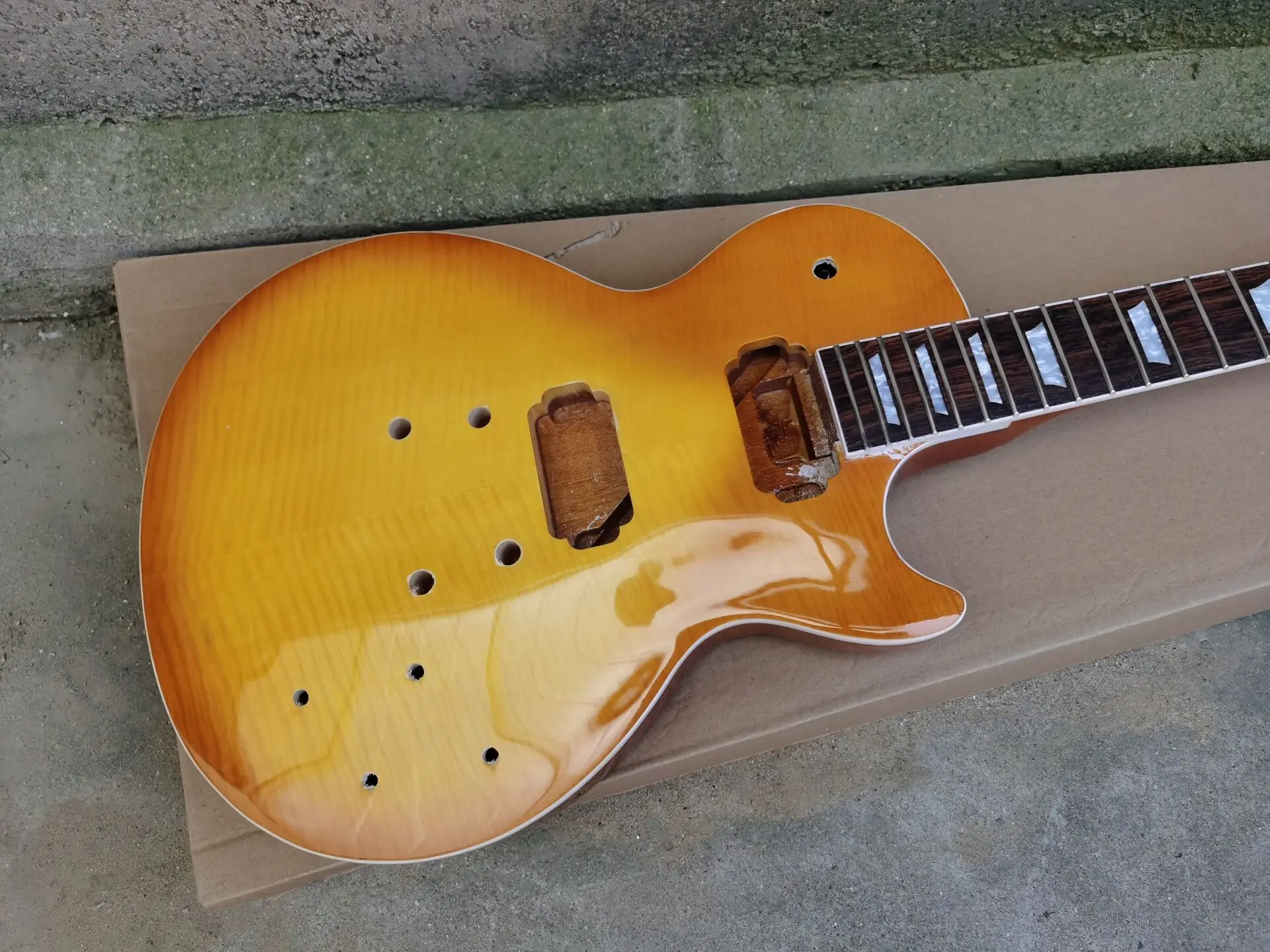 

Бесплатная доставка, Новая высококачественная китайская электрогитара «сделай сам», стандартный комплект для корпуса из красного дерева, ...