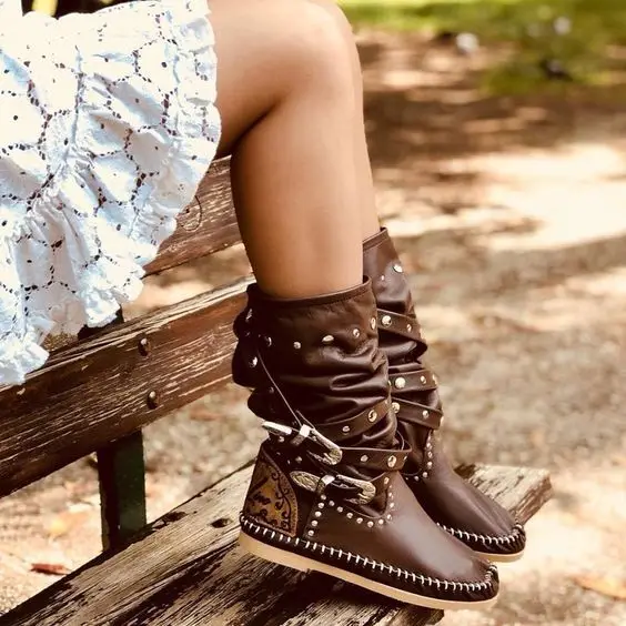 2020 однотонные модные ботинки на плоской подошве с заклепками и ремешком пряжкой