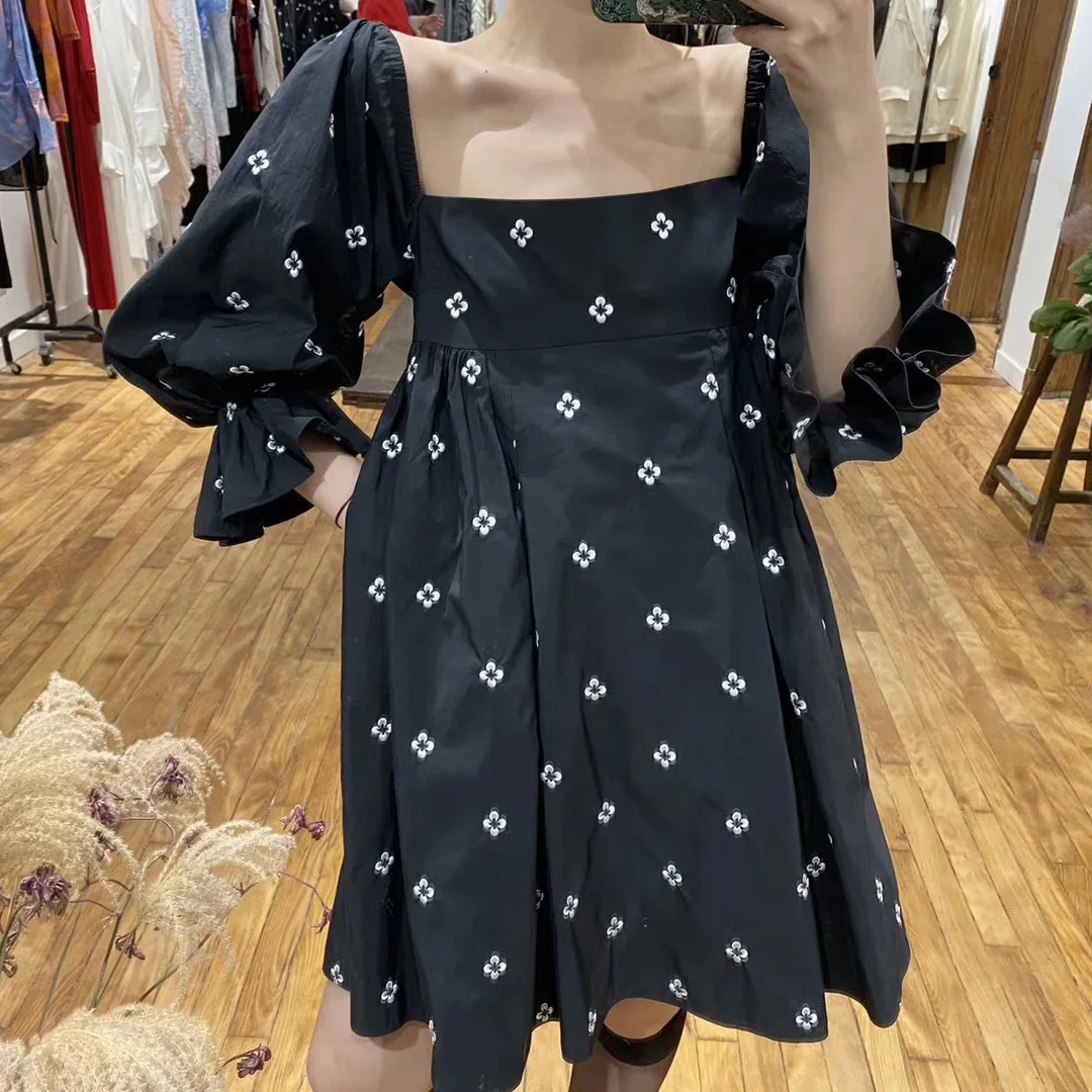 

Mingma2020 autumn and winter new style square collar pleated heavy industry embroidery floret bubble sleeve Long Sleeve Dress