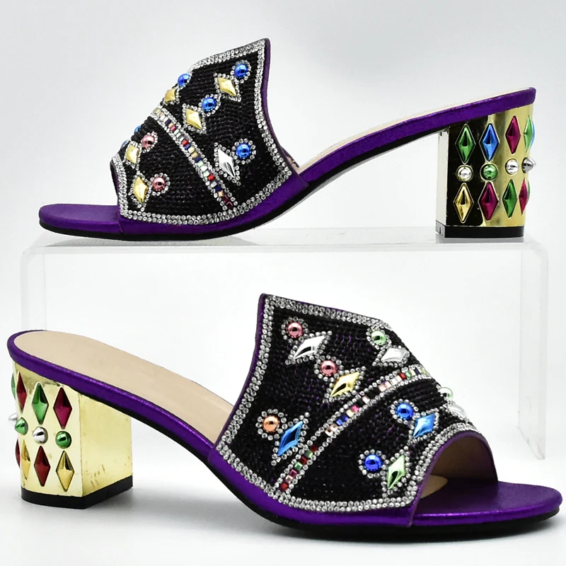 Новейший комплект из туфель и сумочки фиолетового цвета в африканском стиле