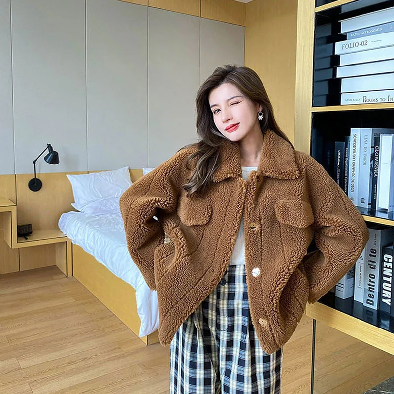 Зимняя женская короткая куртка из овечьего меха коричневая белая верблюжья