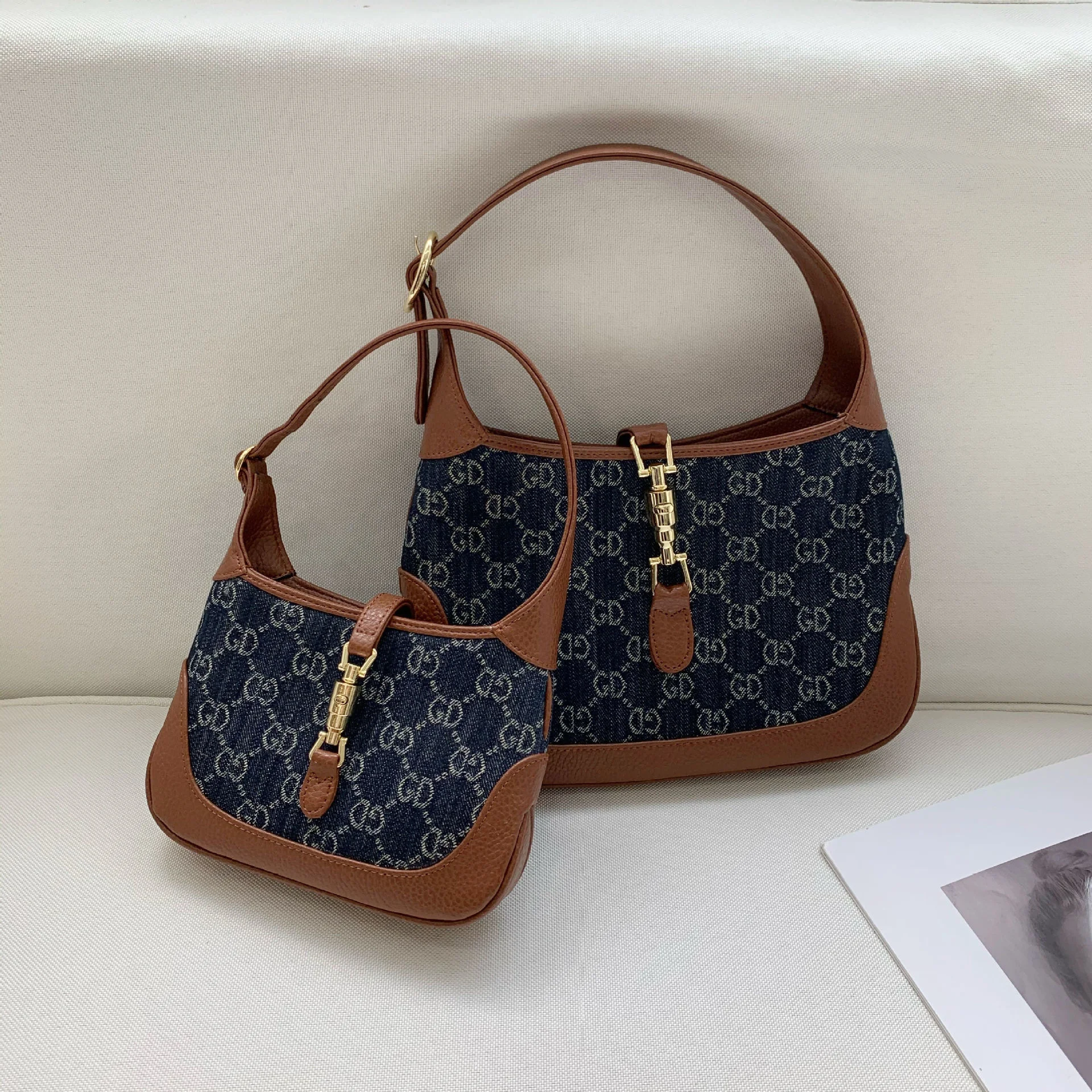 

2021 Jackie 1961 cowboy underarm horseshoe buckle shoulder Messenger bag, women's bag