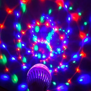 Светодиодный светсветильник льник RGB 6 Вт E27, цветной волшебный хрустальный шар для дискотек, вечеринок, KTV, танцев, домашних эффектов, автоматическая вращающаяся лампа