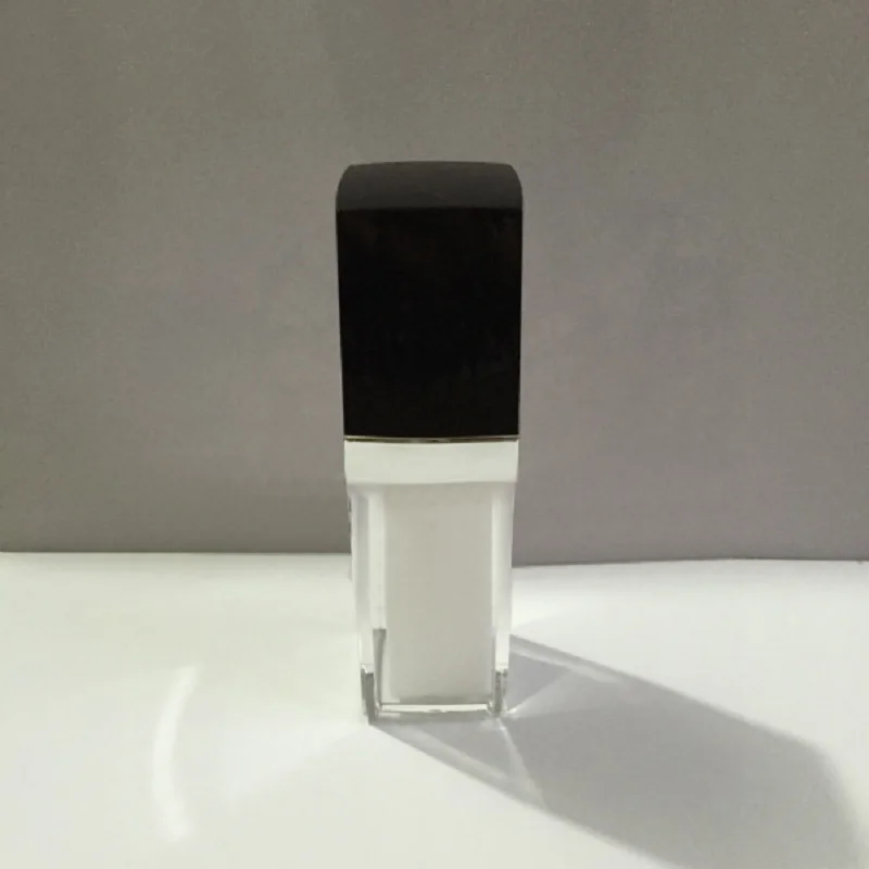 Акриловая бутылка квадратной формы 20 мл белая серебристая с насосом черная