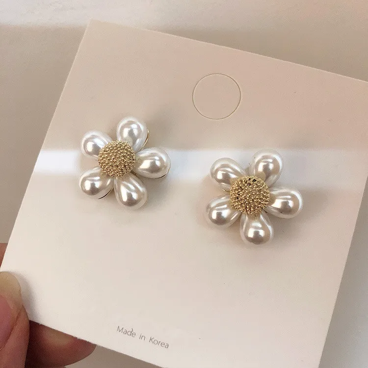 

Sweet temperament pearl flower stud Earrings holiday style Joker flower earrings