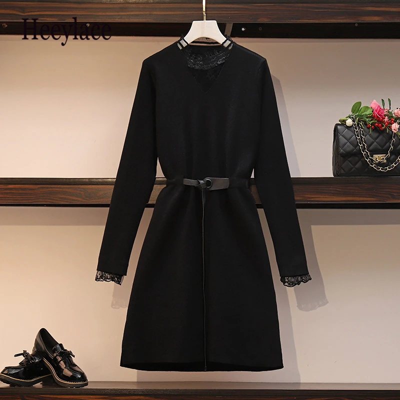 Офисное женское черное трикотажное платье-свитер с кружевным воротником и