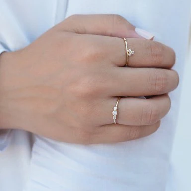Женское кольцо с 3 фианитами минималистичное изящное тонкое простого дизайна