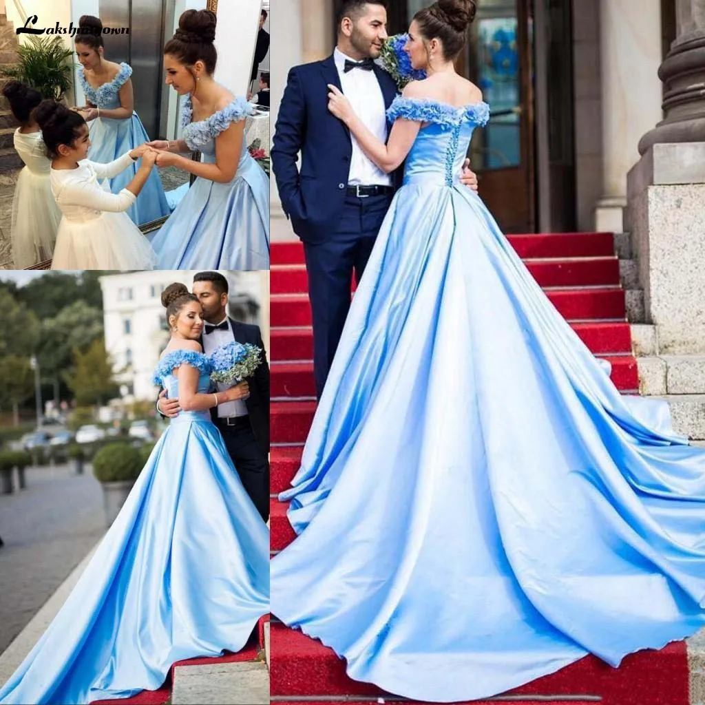 Атласное свадебное платье трапециевидной формы синего цвета с цветами ручной