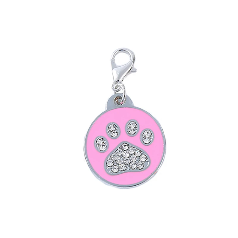 Милые когти выгравированы информация бирка висит на воротнике