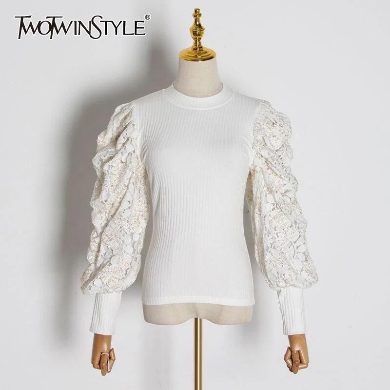 Женский свитер с вышивкой TWOTWINSTYLE черный круглым вырезом длинными