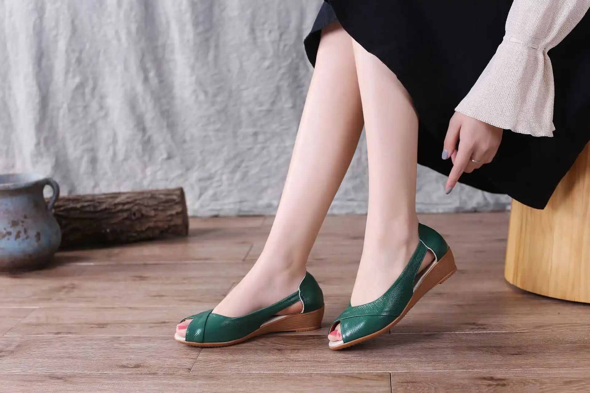 

2019 summer leather fish beak shoes middle heel slope heel middle women's sandals large size women's shoes
