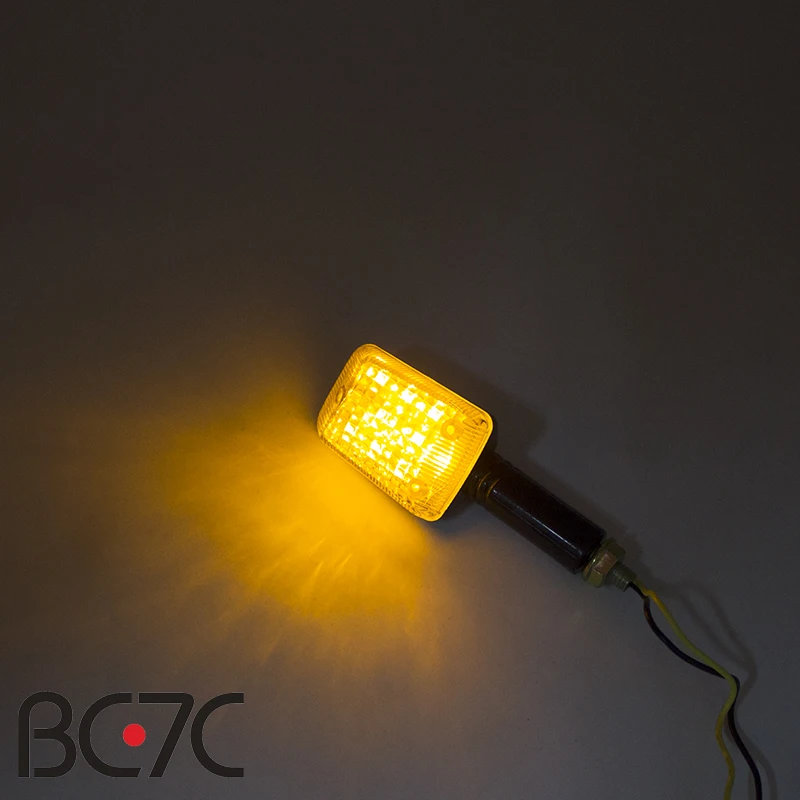 Универсальный квадратный поворотник для мотоцикла модифицированный желтый