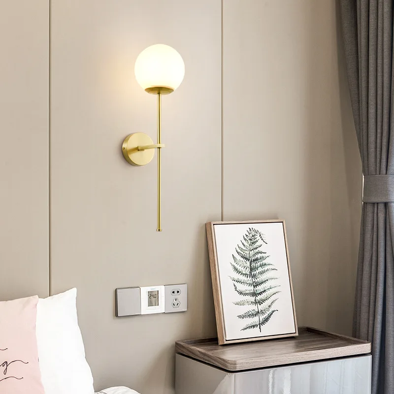 Современный простой настенный светильник для гостиной из латуни и стекла