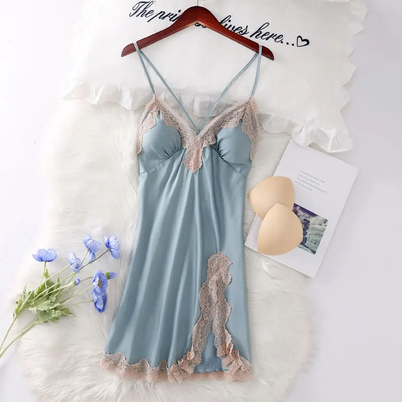 

Женская ночная сорочка на тонких бретельках с открытой спиной и кружевом