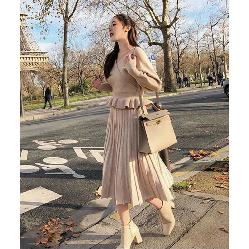 

Женский трикотажный комплект из 2 предметов, кофта с рукавами «летучая мышь» и V-образным вырезом и плиссированная юбка с высокой талией, вес...