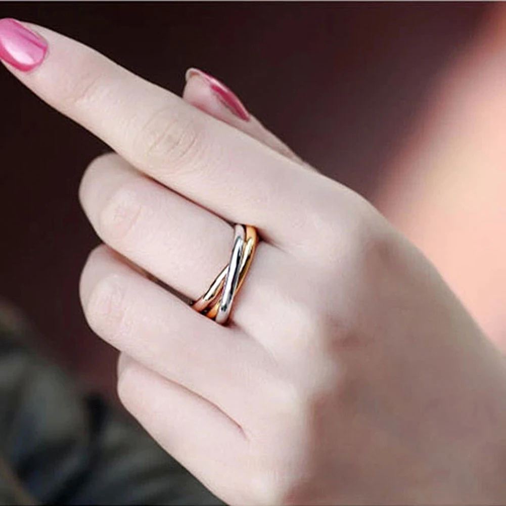 золотые кольца на женских пальцах. необычные женские кольца. кольцо "фаланга". кольца для женщин. золотые кольца на женских пальцах.