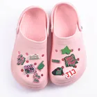 Лидер продаж, розовая, зеленая красивая девушка J15, черные волшебные туфли для девочек, подвески для крокса