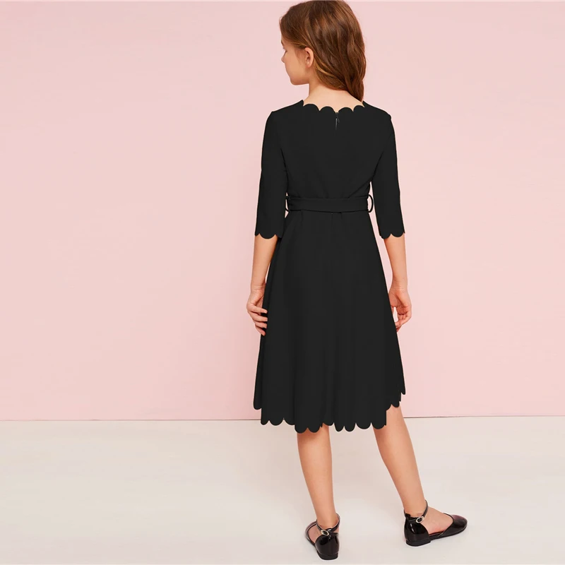 SHEIN Kiddie/однотонное праздничное платье с зубчатым подолом для девочек с поясом, г., летние детские платья с высокой талией, милое ТРАПЕЦИЕВИДНОЕ расклешенное платье до колена