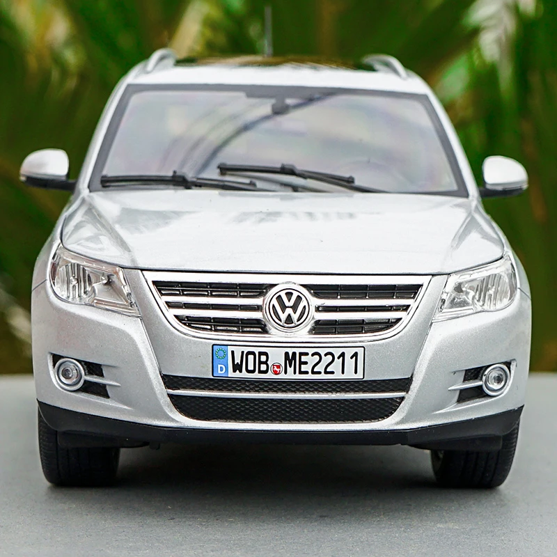 1/18 оригинальная модель автомобиля с литым давлением Norev Volkswagen VW Tiguan (серебристый)