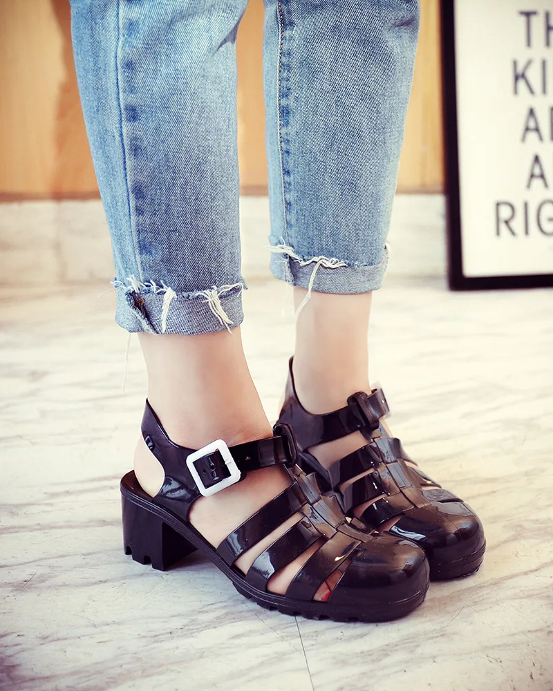 Вьетнамки сандалии на плоской подошве с заклепками однотонные гелевые ремешке