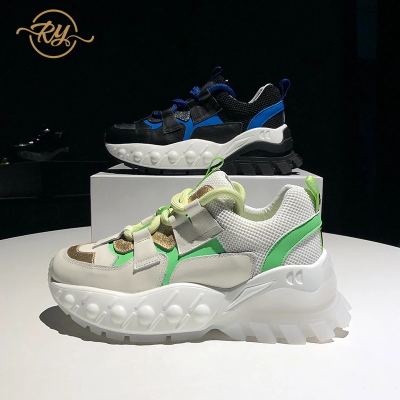 Женские кроссовки из натуральной кожи Белые Повседневные на танкетке для весны