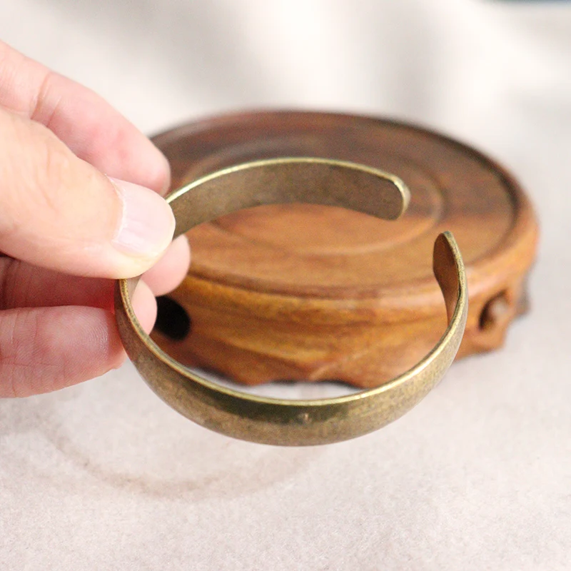 Винтажный медный браслет с геометрическим узором открывающийся из латуни для