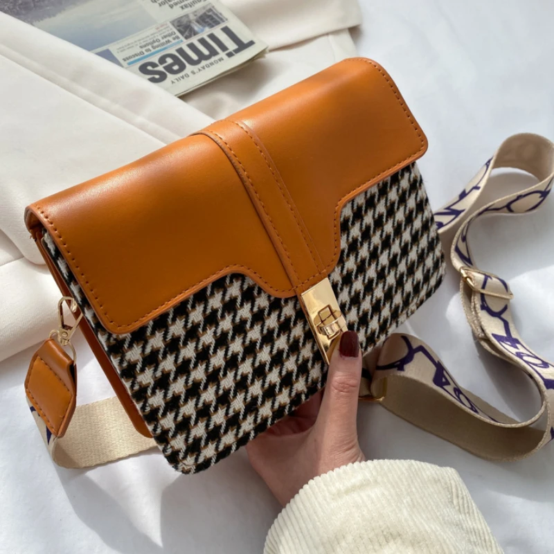 

Женская простая сумка, новые модные сумки на плечо, роскошные дизайнерские популярные маленькие квадратные Сумки из искусственной кожи в к...