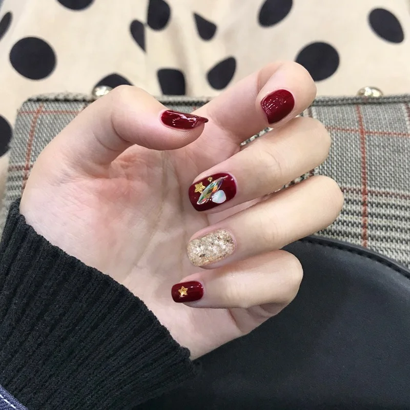 

24pcs 2021 Fashion Wine Red Pure Color with Star and Shells Decoration 3d Fake Nails Lady Cute Full Nail Tips Short False Nails
