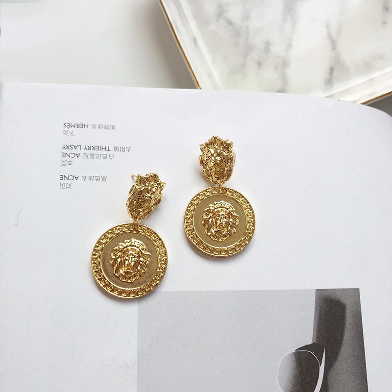 Женские серьги Клипсы из сплава с тотемом львом непробивные круглые золотого