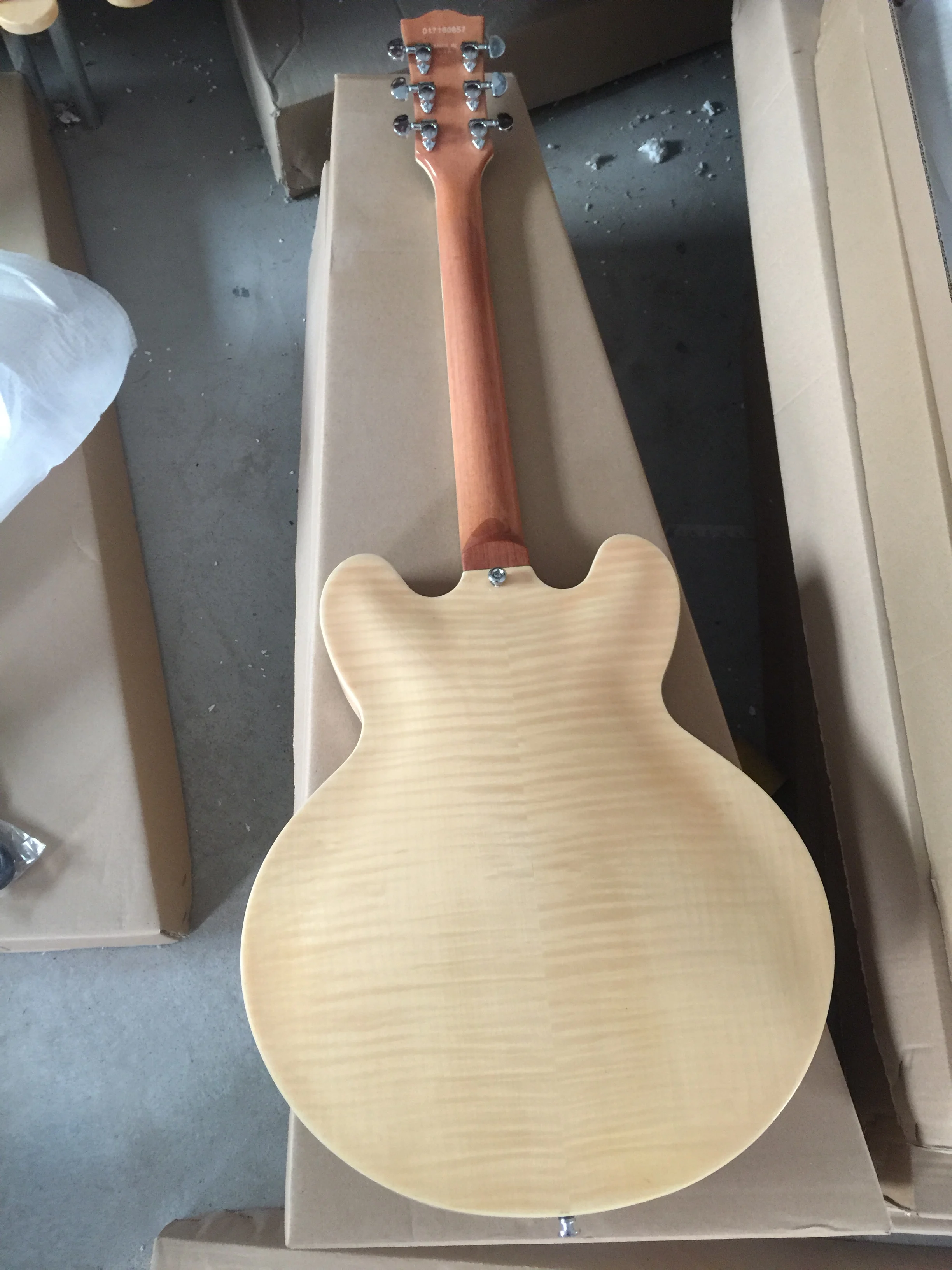 Envatio Gratis nueva llegada guitarra de jazz eléctrica personalizada de alta calidad guiar semi-hueco de jazz negro hai3