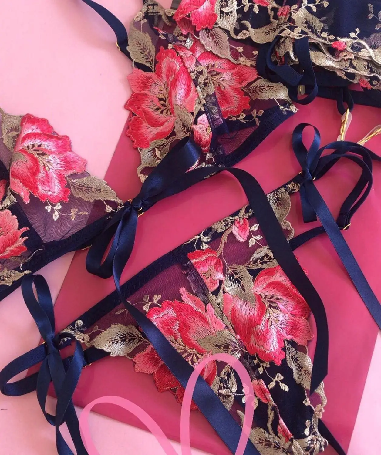 

Women Underwear Set Sexy Lace Bra Set Plus Size Embroider Bra +Thong +Garter Lingerie Set Flower Cute Bra and Panty Set Set