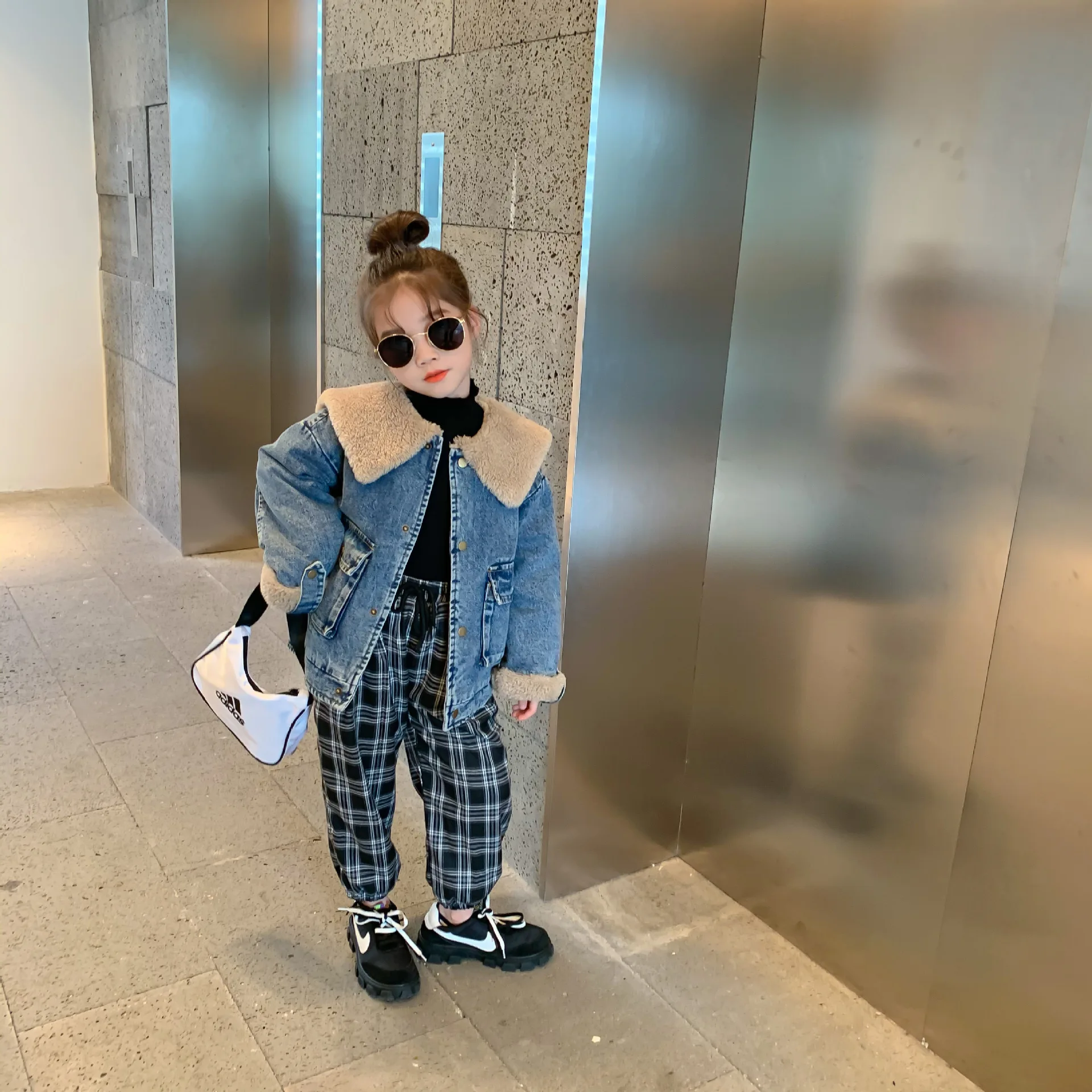

Winter New Arrival Korean style children's fashion coat thickened fur inside denim jacket with fur collar for cool baby girls