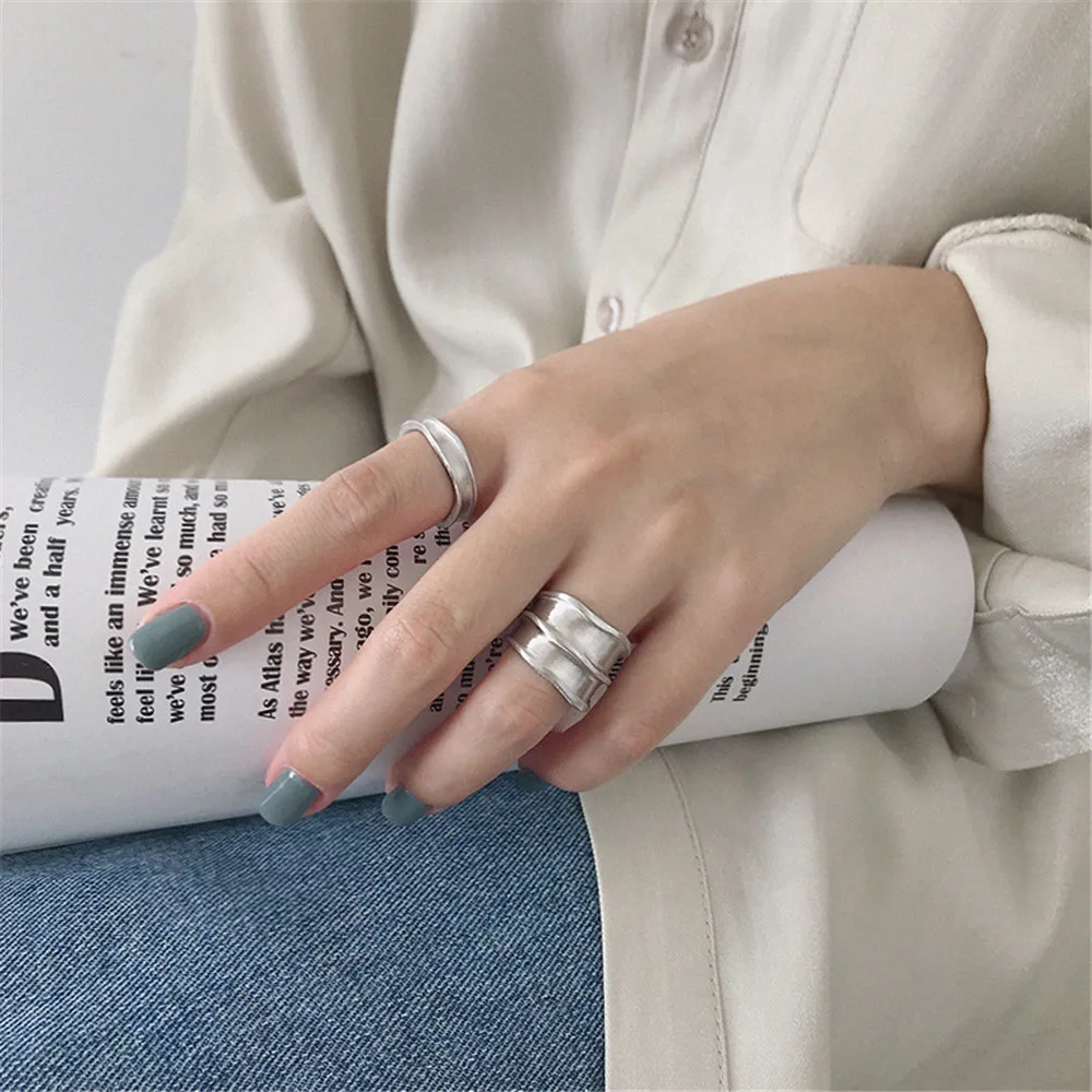 Кольцо из серебра 925 пробы с неравномерной вогнутой и выпуклой поверхностью |